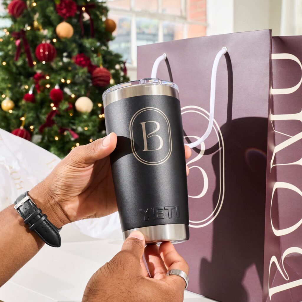 Branded tumbler as a personalized Christmas gift for clients.