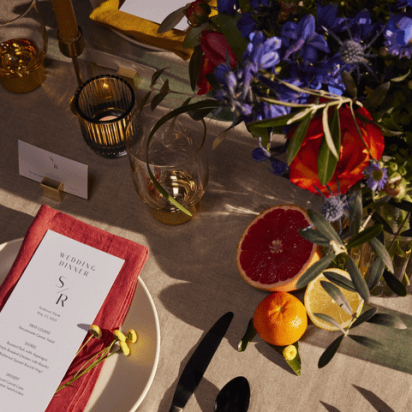Wedding trends: using bold, bright colors of table setting
