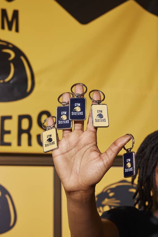 Cool “Gym Sisters” keyrings on every finger of an influencer’s hand