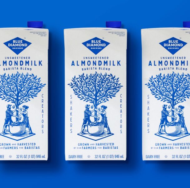 Briques de lait d&rsquo;amande pour baristas orn&eacute;s d&rsquo;une illustration d&eacute;taill&eacute;e de style gravure repr&eacute;sentant des fermiers avec un arbre poussant &agrave; partir d&rsquo;une tasse de caf&eacute;, accompagn&eacute;e d&rsquo;une typographie classique.