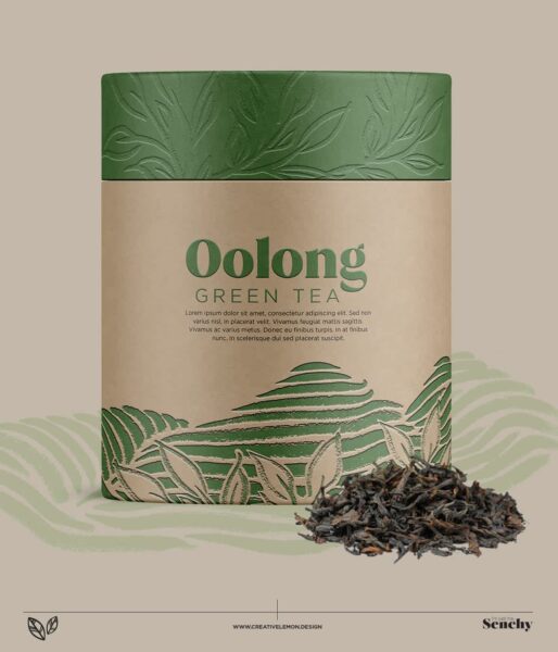 Un exemple de la tendance d&rsquo;emballage Empreintes de 2026 : emballage de th&eacute; en papier kraft brun orn&eacute; d&rsquo;&eacute;l&eacute;ments floraux verts press&eacute;s.