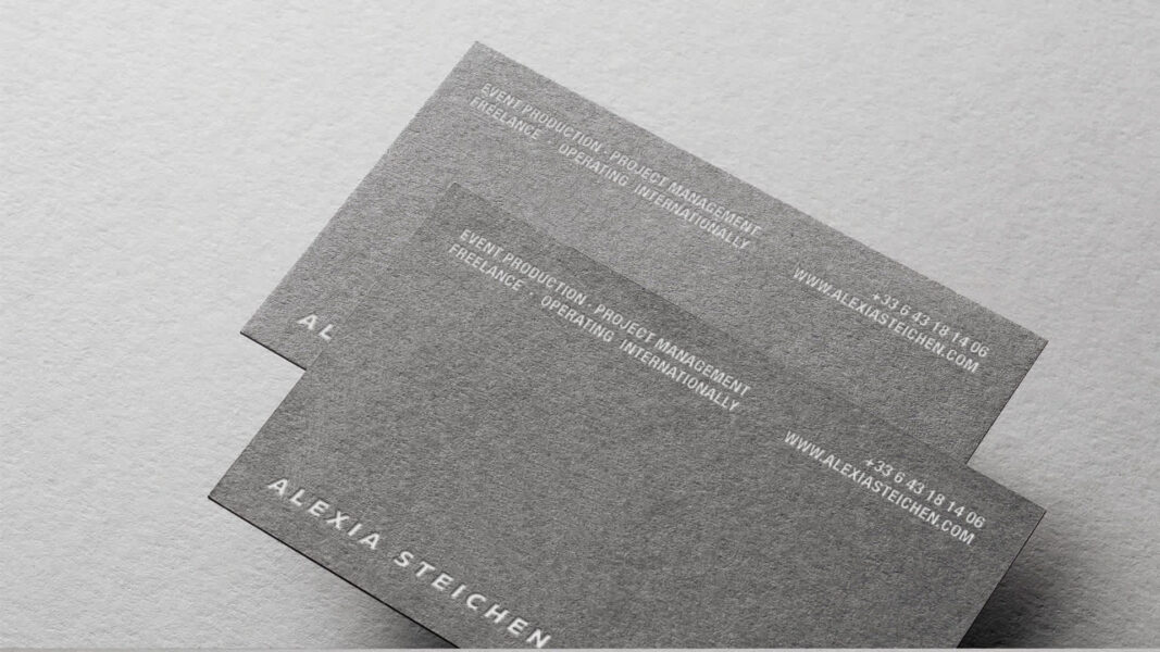 Design de carte de visite en letterpress avec marquage &agrave; la feuille blanche mate