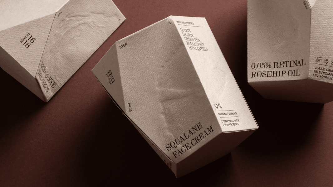 Emballage de cr&egrave;me pour le visage de forme irr&eacute;guli&egrave;re, volontairement compact et imparfait, comportant des &eacute;l&eacute;ments de pressage &mdash; un exemple de la tendance d&rsquo;emballage Empreintes de 2026.