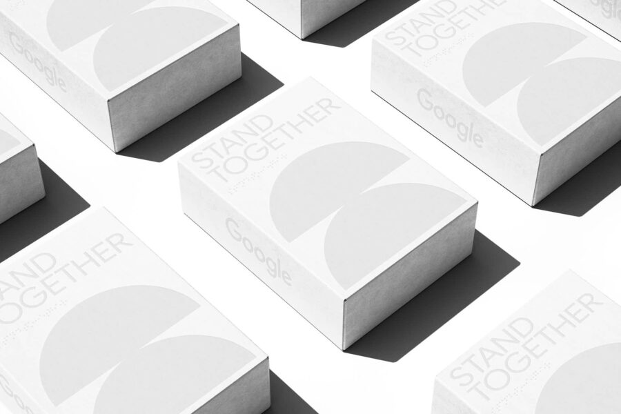 La tendance "Ultra-Clean Industrial" se caract&eacute;rise par un design de bo&icirc;te utilisant des formes g&eacute;om&eacute;triques, une typographie &eacute;pur&eacute;e et des teintes gris&eacute;es et att&eacute;nu&eacute;es.