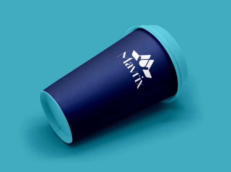 Design de logo simple Mavrix sur une tasse &agrave; caf&eacute;.