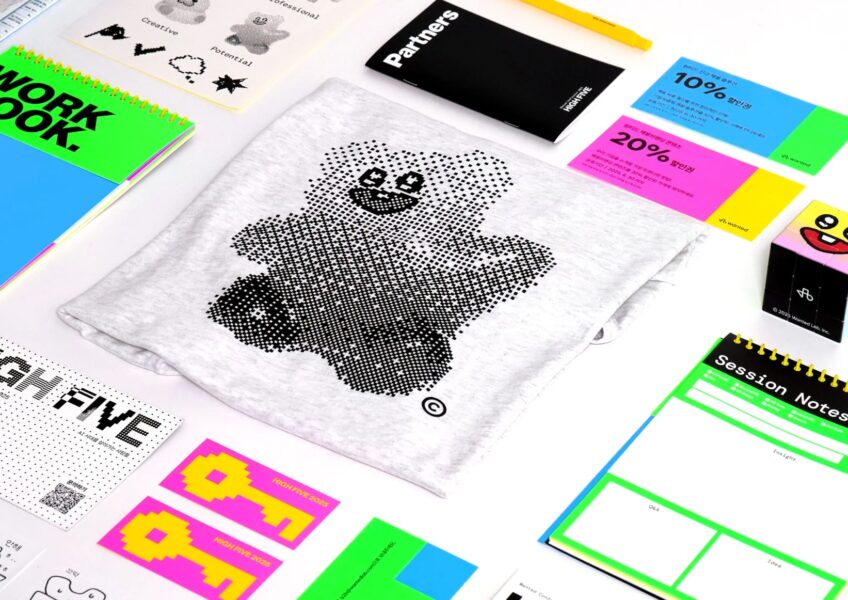 Tendance de design graphique Digi-Cute de 2026 appliqu&eacute;e aux supports d&rsquo;identit&eacute; visuelle.