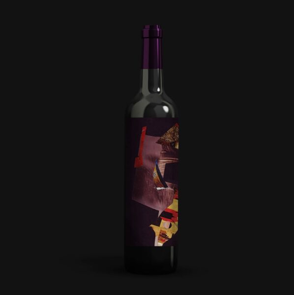 La tendance de design graphique D&eacute;coupes d&eacute;form&eacute;es de 2026 appliqu&eacute;e &agrave; un design d&rsquo;&eacute;tiquette de bouteille de vin.