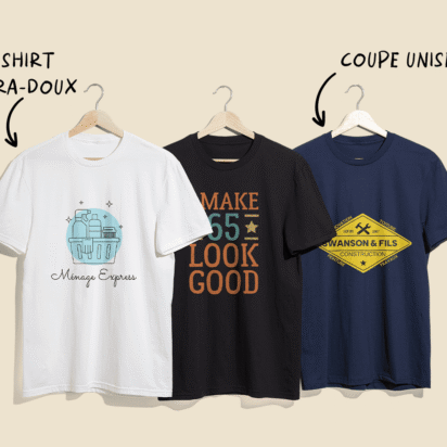 Trois T-shirts personnalisés imprimés, suspendus sur des cintres, avec des graphismes et des typographies uniques illustrant différentes façons d’imprimer des T-shirts.