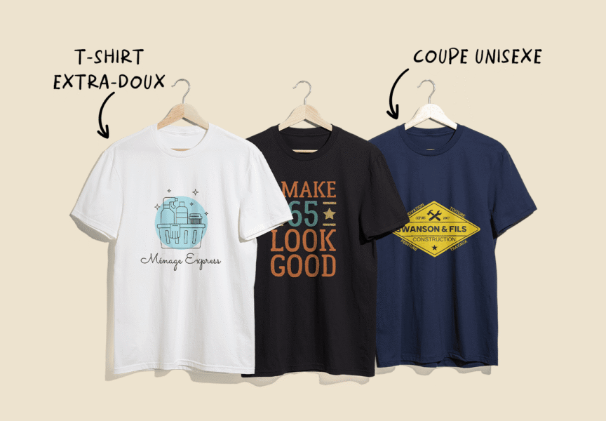 Trois T-shirts personnalisés imprimés, suspendus sur des cintres, avec des graphismes et des typographies uniques illustrant différentes façons d’imprimer des T-shirts.